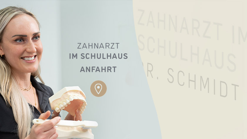 Lächelnde Mitarbeitern der Praxis. Bildbeschriftung Anfahrt zur Praxis im Schulhaus