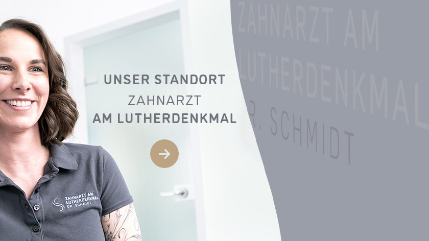 Lächelnde Mitarbeiterin der Praxis am Lutherdenkmal. Bildbeschriftung: Unser Standort Zahnarzt am Lutherdenkmal