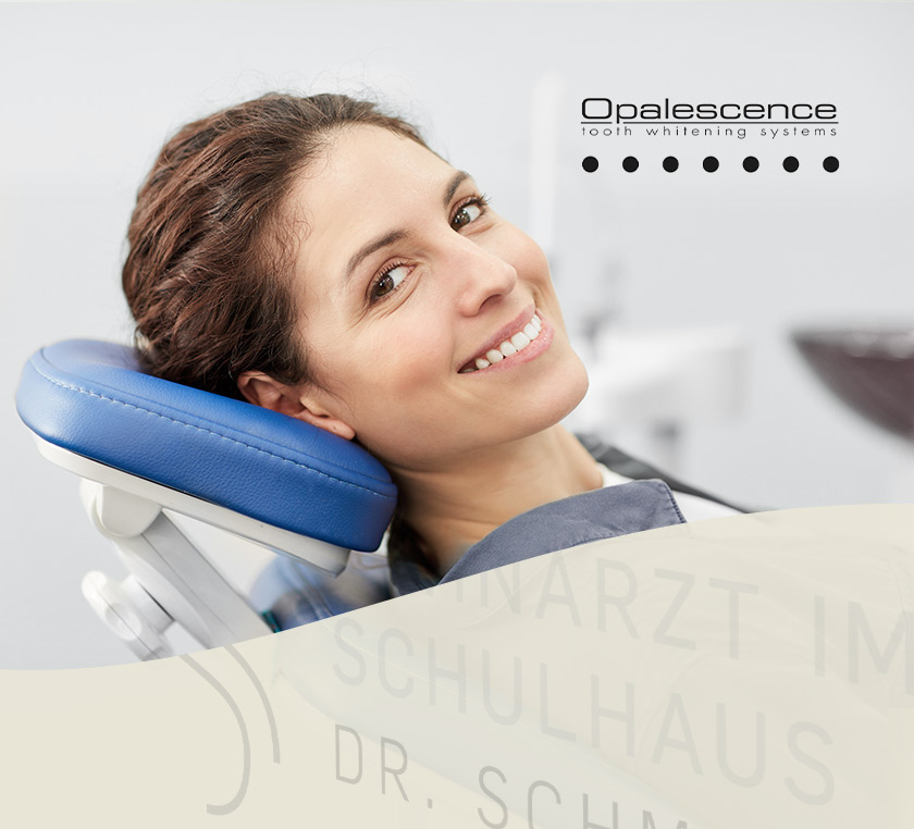 Lächelnde Patientin mit hellen Zähnen auf dem Behandlungsstuhl in der Praxis Dr. Schmidt Worms